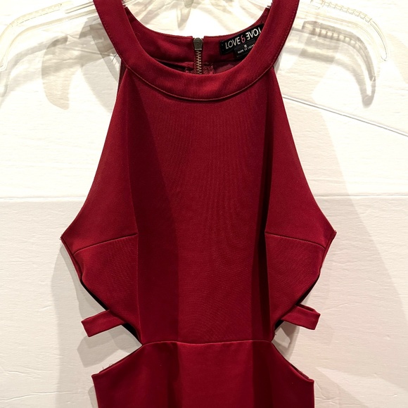 Love & Love Maroon Dark Red Mini Dress Size Medium Cut Out Side - Picture 2 of 5